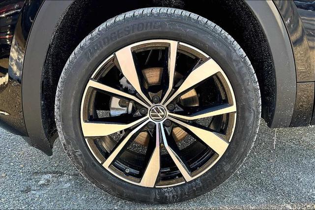 Photo of 2025 Deep Black Pearl Effect Volkswagen Atlas