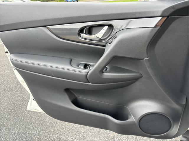 Photo of 2020 Pearl White Tricoat Nissan Rogue
