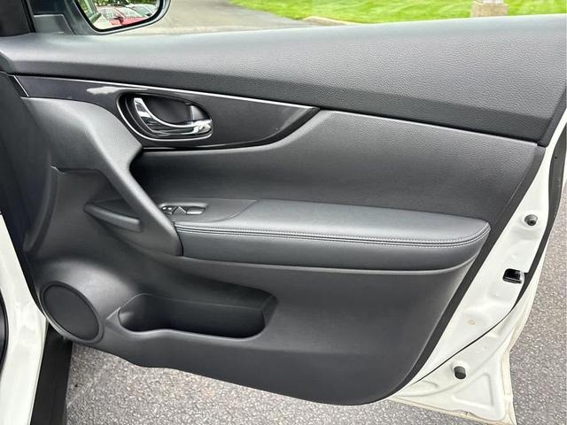 Photo of 2020 Pearl White Tricoat Nissan Rogue