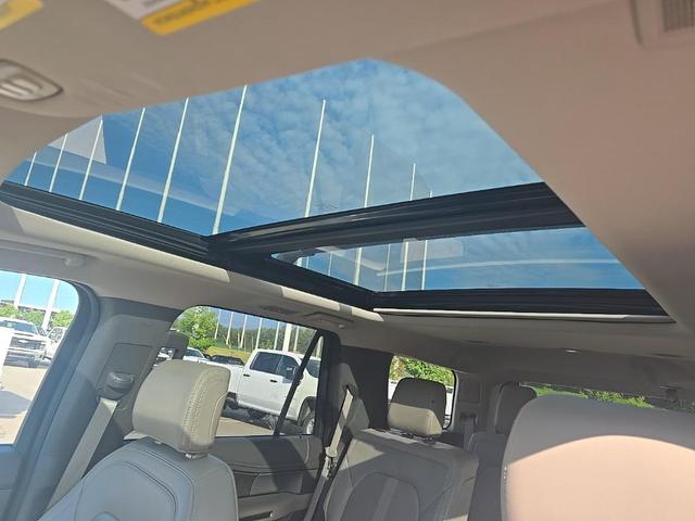 Photo of 2018 White Platinum Ford Expedition