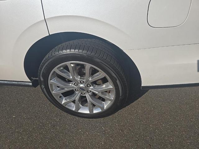 Photo of 2018 White Platinum Ford Expedition