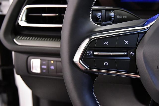 Photo of 2025 Summit White Chevrolet Traverse