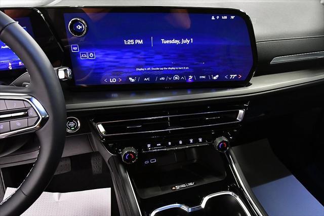 Photo of 2025 Summit White Chevrolet Traverse