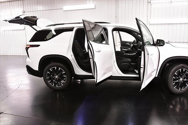 Photo of 2025 Summit White Chevrolet Traverse