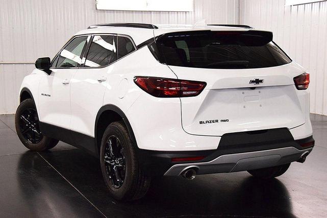Photo of 2025 Summit White Chevrolet Blazer
