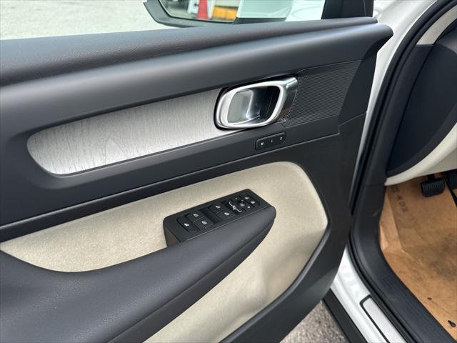 Photo of 2025 Crystal White Pearl Volvo XC40