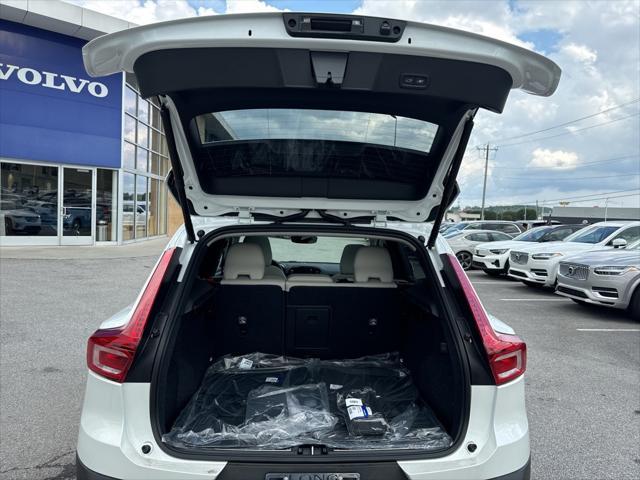 Photo of 2025 Crystal White Pearl Volvo XC40