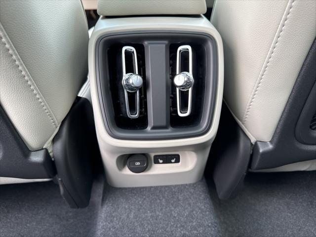 Photo of 2025 Crystal White Pearl Volvo XC40