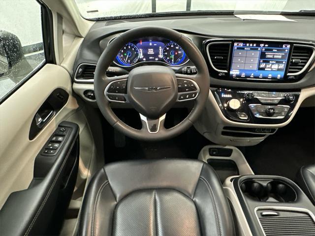 Photo of 2023 Brilliant Black Crystal Pearlcoat Chrysler Pacifica
