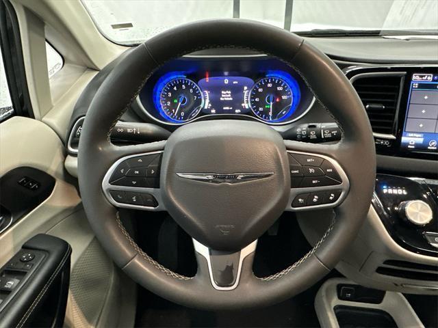 Photo of 2023 Brilliant Black Crystal Pearlcoat Chrysler Pacifica