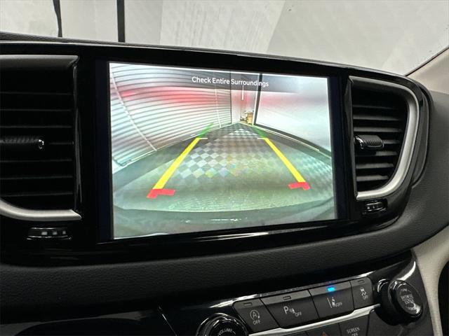 Photo of 2023 Brilliant Black Crystal Pearlcoat Chrysler Pacifica