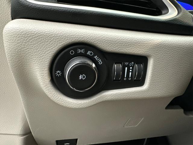 Photo of 2023 Brilliant Black Crystal Pearlcoat Chrysler Pacifica