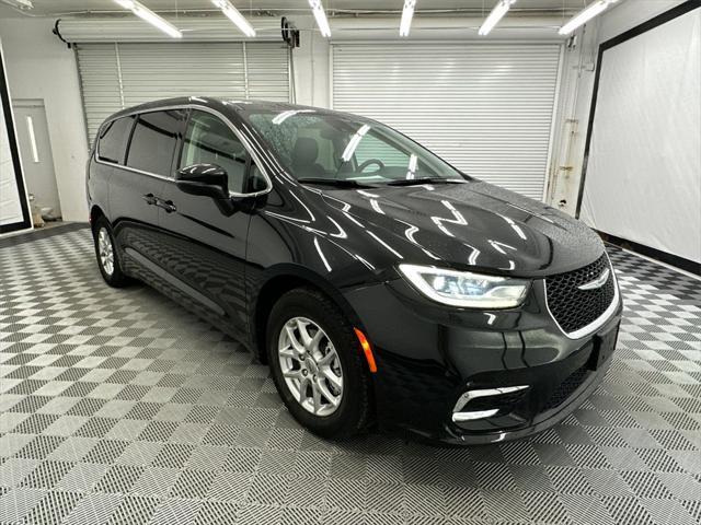 Photo of 2023 Brilliant Black Crystal Pearlcoat Chrysler Pacifica