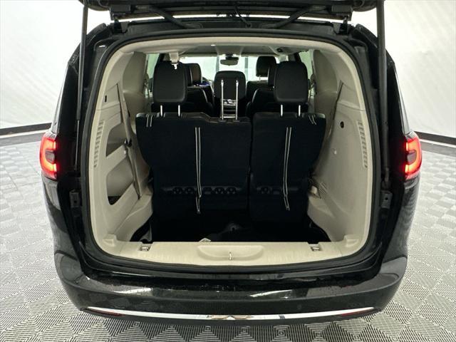 Photo of 2023 Brilliant Black Crystal Pearlcoat Chrysler Pacifica