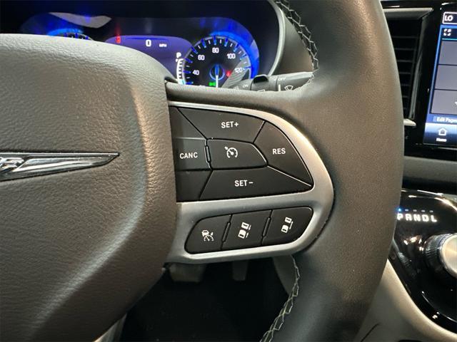 Photo of 2023 Brilliant Black Crystal Pearlcoat Chrysler Pacifica