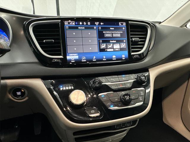 Photo of 2023 Brilliant Black Crystal Pearlcoat Chrysler Pacifica