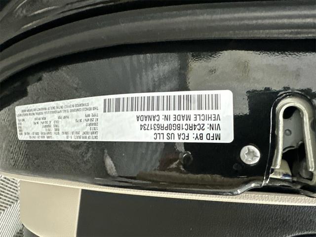 Photo of 2023 Brilliant Black Crystal Pearlcoat Chrysler Pacifica
