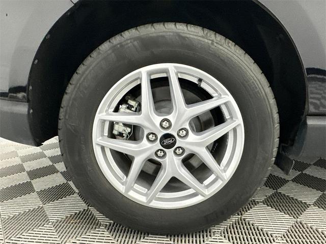 Photo of 2023 Agate Black Metallic Ford Edge