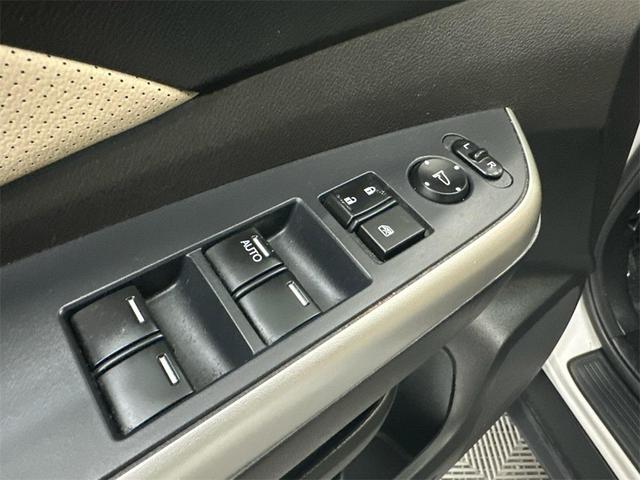 Photo of 2016 White Diamond Pearl Honda CR-V