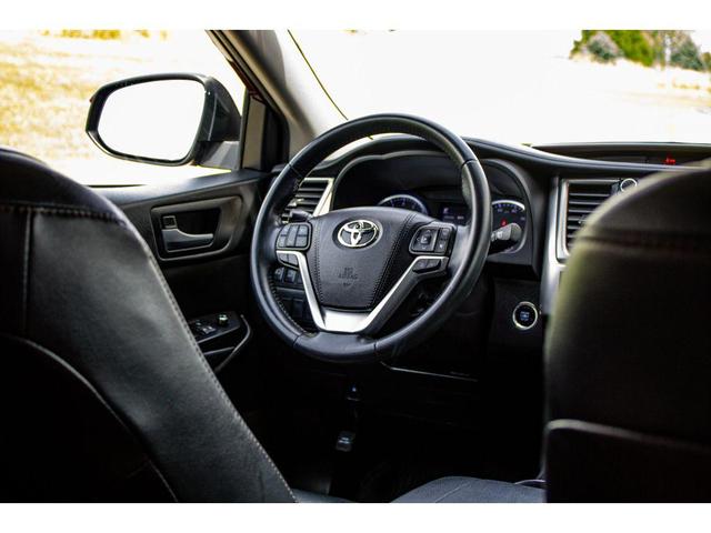 Photo of 2019 Ooh La La Rouge Mica Toyota Highlander