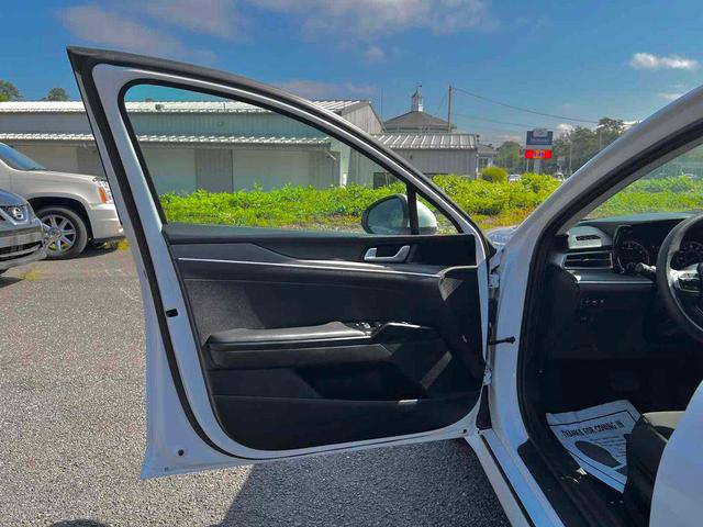 Photo of 2023 Glacial White Pearl Kia K5