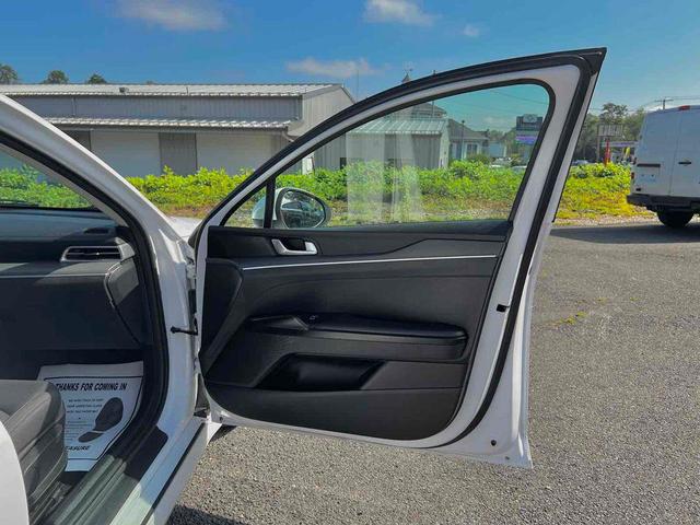 Photo of 2023 Glacial White Pearl Kia K5