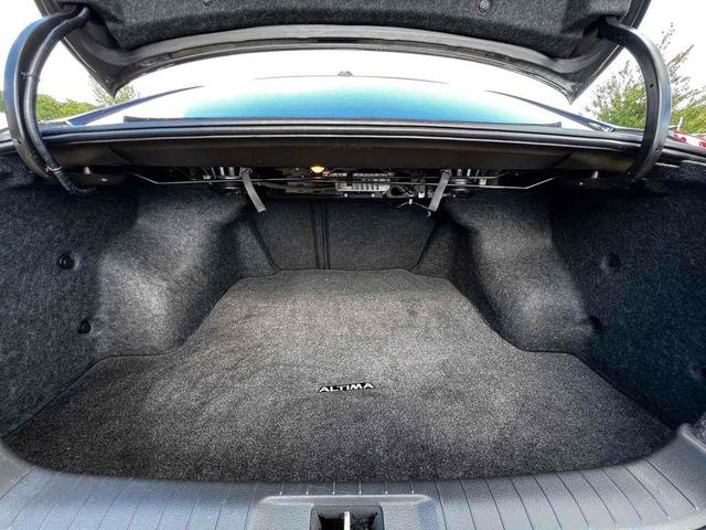 Photo of 2016 Super Black Nissan Altima