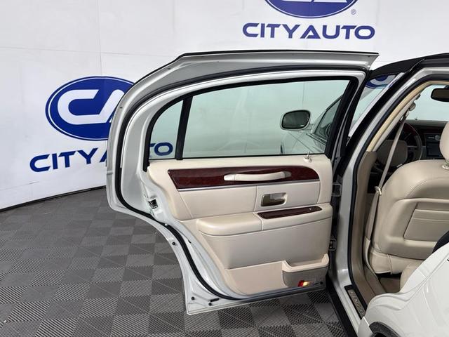 Photo of 2005 WHITE Lincoln Town Car