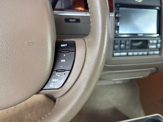 Photo of 2005 WHITE Lincoln Town Car