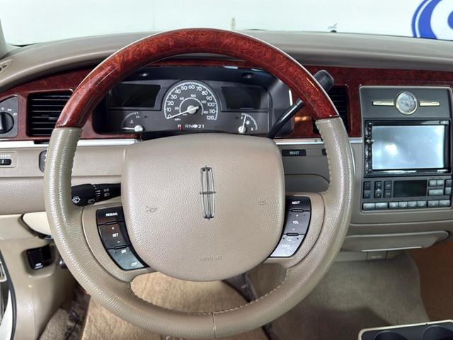 Photo of 2005 WHITE Lincoln Town Car