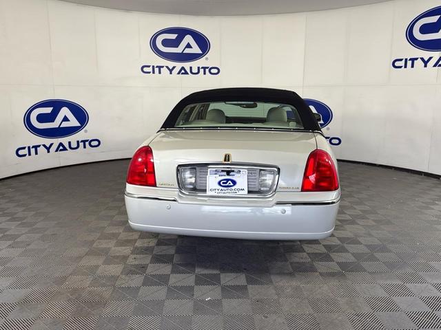 Photo of 2005 WHITE Lincoln Town Car