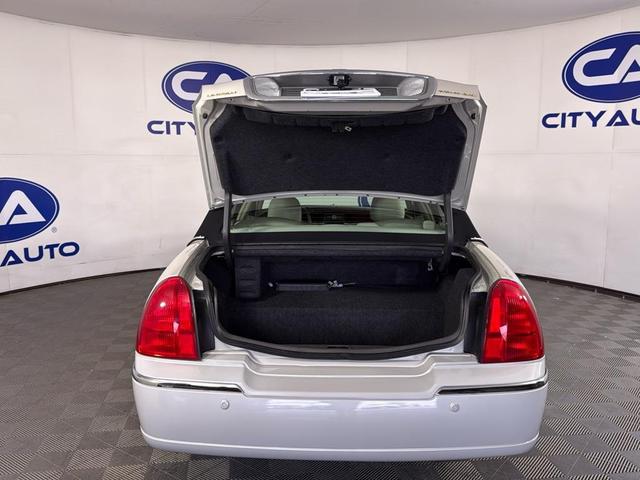 Photo of 2005 WHITE Lincoln Town Car