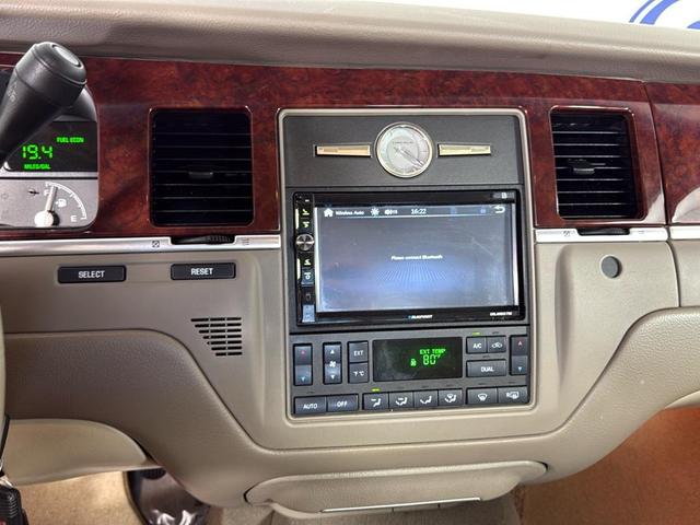 Photo of 2005 WHITE Lincoln Town Car
