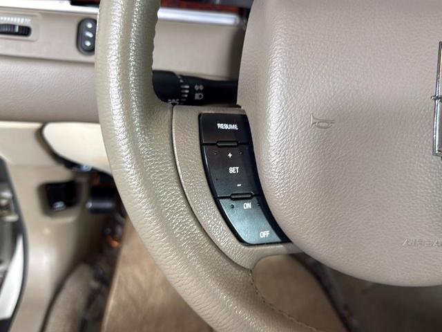 Photo of 2005 WHITE Lincoln Town Car