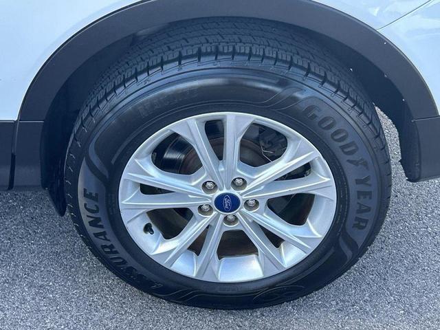 Photo of 2017 Oxford White Ford Escape