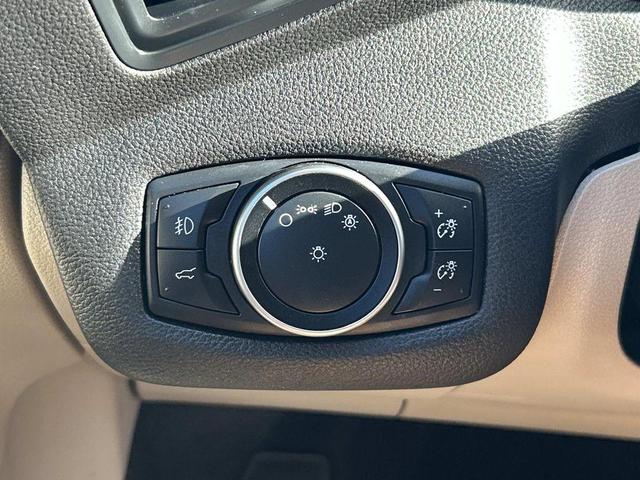 Photo of 2017 Oxford White Ford Escape