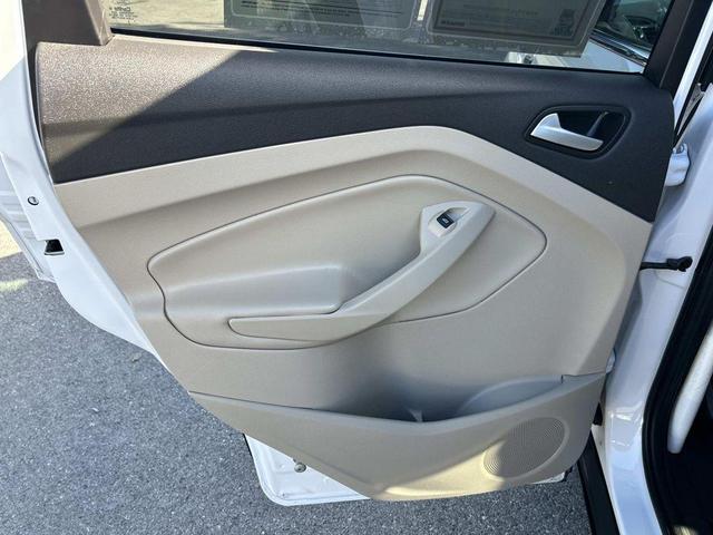 Photo of 2017 Oxford White Ford Escape