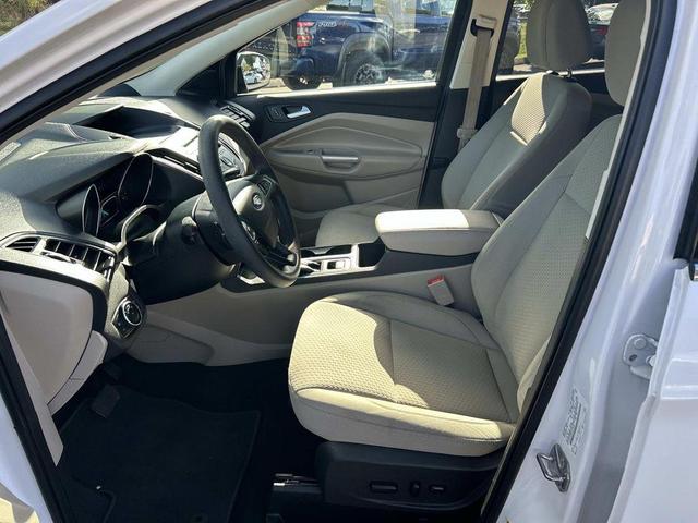 Photo of 2017 Oxford White Ford Escape
