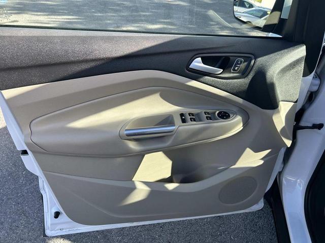 Photo of 2017 Oxford White Ford Escape