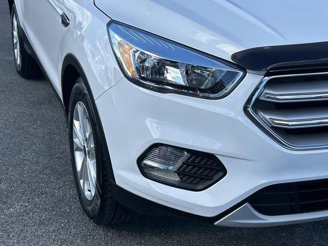 Photo of 2017 Oxford White Ford Escape