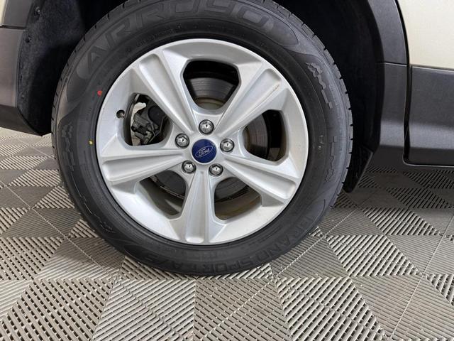 Photo of 2018 White Gold Metallic Ford Escape