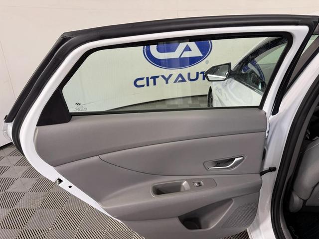 Photo of 2022 Quartz White Hyundai ELANTRA