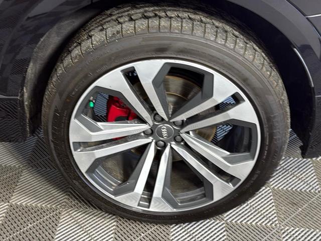Photo of 2019 Orca Black Metallic Audi Q8