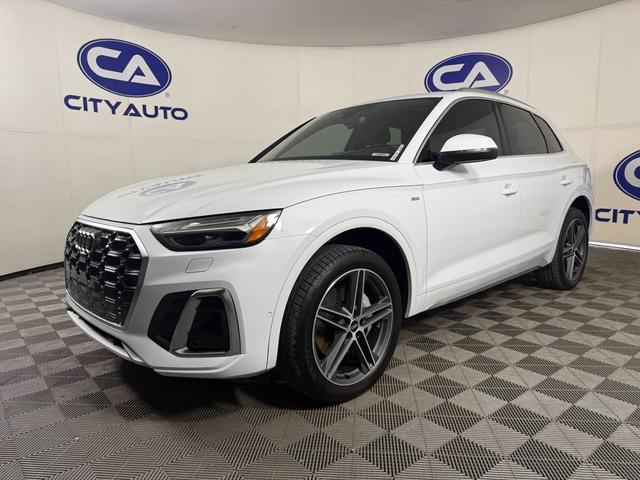 Photo of 2021 Glacier White Metallic Audi Q5