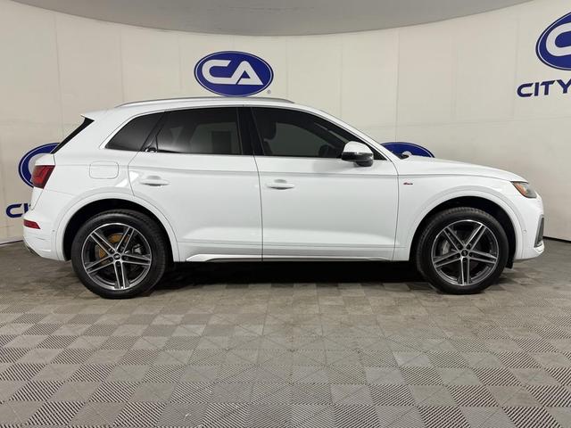 Photo of 2021 Glacier White Metallic Audi Q5