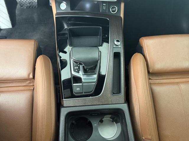 Photo of 2021 Glacier White Metallic Audi Q5
