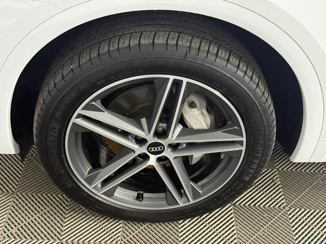 Photo of 2021 Glacier White Metallic Audi Q5