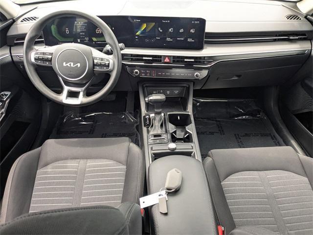Photo of 2025 Snow White Pearl Kia K5