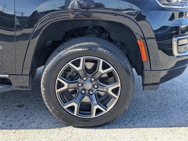 Photo of 2023 Diamond Black Crystal Pearlcoat Jeep Wagoneer