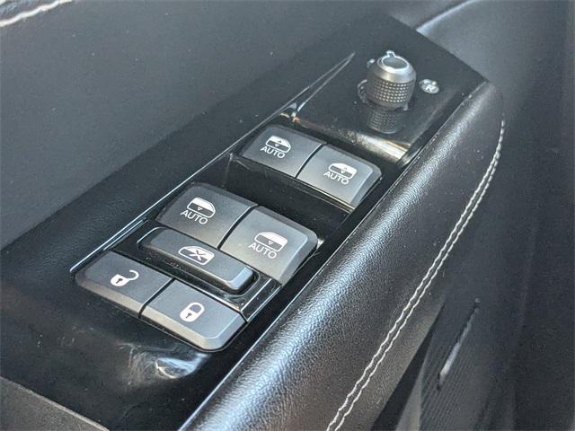 Photo of 2023 Diamond Black Crystal Pearlcoat Jeep Wagoneer